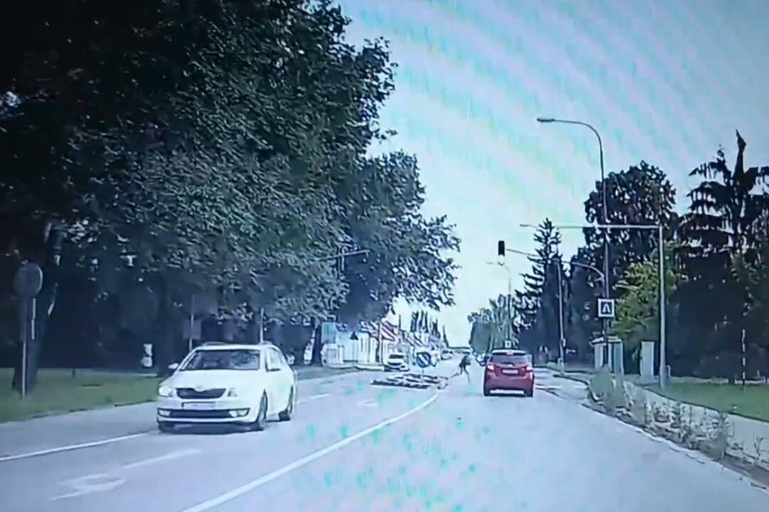 Foto: VIDEO: Mladé dievča v Trnave riskovalo svoj život aby stihlo do školy. Na priechode pre chodcov ju takmer zrazilo auto