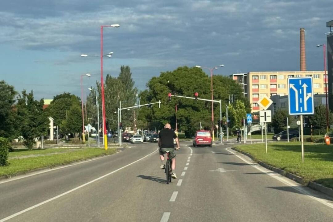 Foto: Majú cyklochodníky, no jazdia po cestách. Trnavčanov takíto cyklisti hnevajú, podľa iných nerobia nič zlé