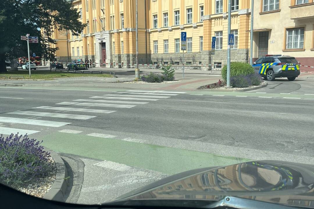 Foto: Na všetkých súdoch na Slovensku bola nahlásená bomba. Zasahujú policajti