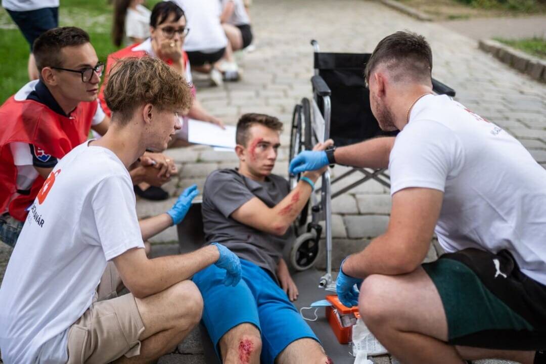 FOTO: Súťaž Mladý záchranár Trnavskej župy má za sebou ďalší ročník. Študenti na nej simulovali prvú pomoc