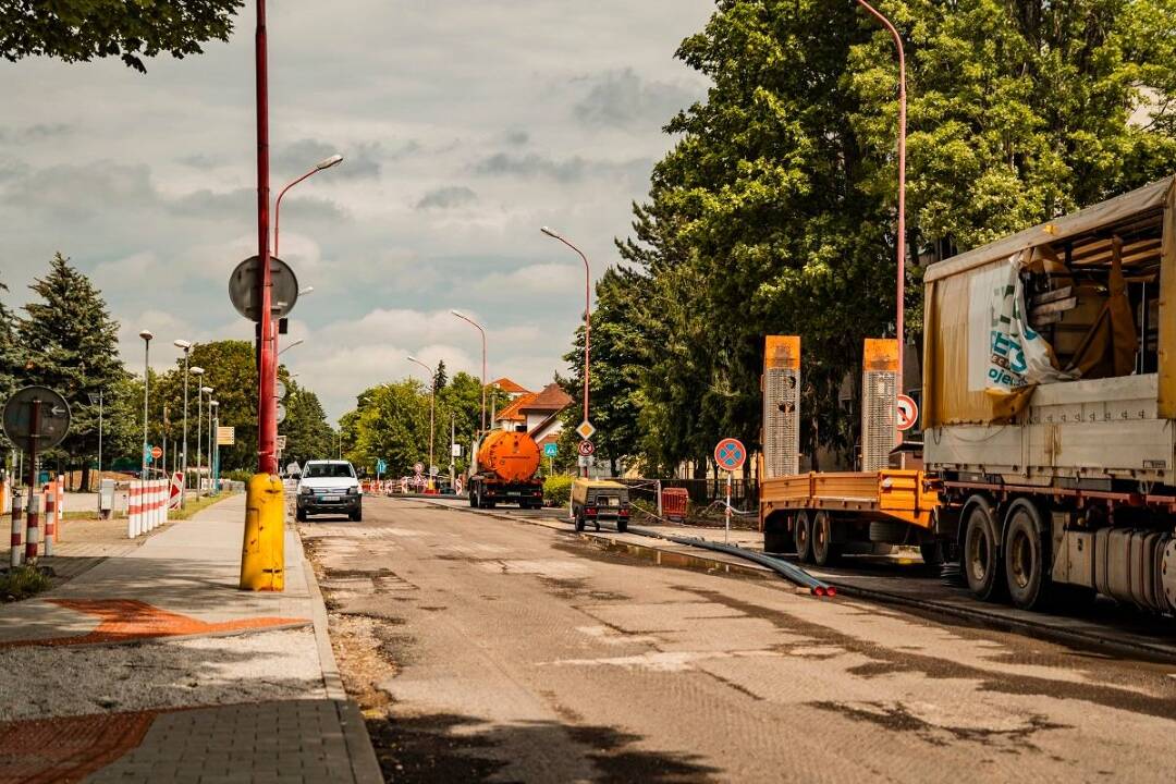 Foto: Práce na rekonštrukcii vozovky na ulici Jána Bottu nekončia. Uzávera parkovacích miest sa predĺži