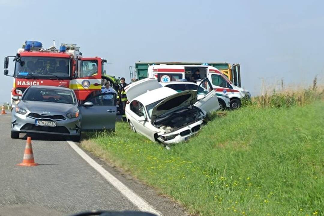 Foto: Dopravná nehoda: Pred Malženicami sa zrazili dve osobné autá. Úsek bol riadený políciou