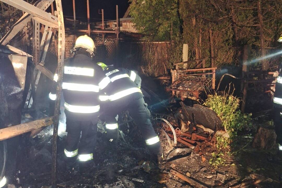 Foto: V obci Dobrohošť došlo včera večer k požiaru prístavby rodinného domu. Na mieste zasahovali hasiči