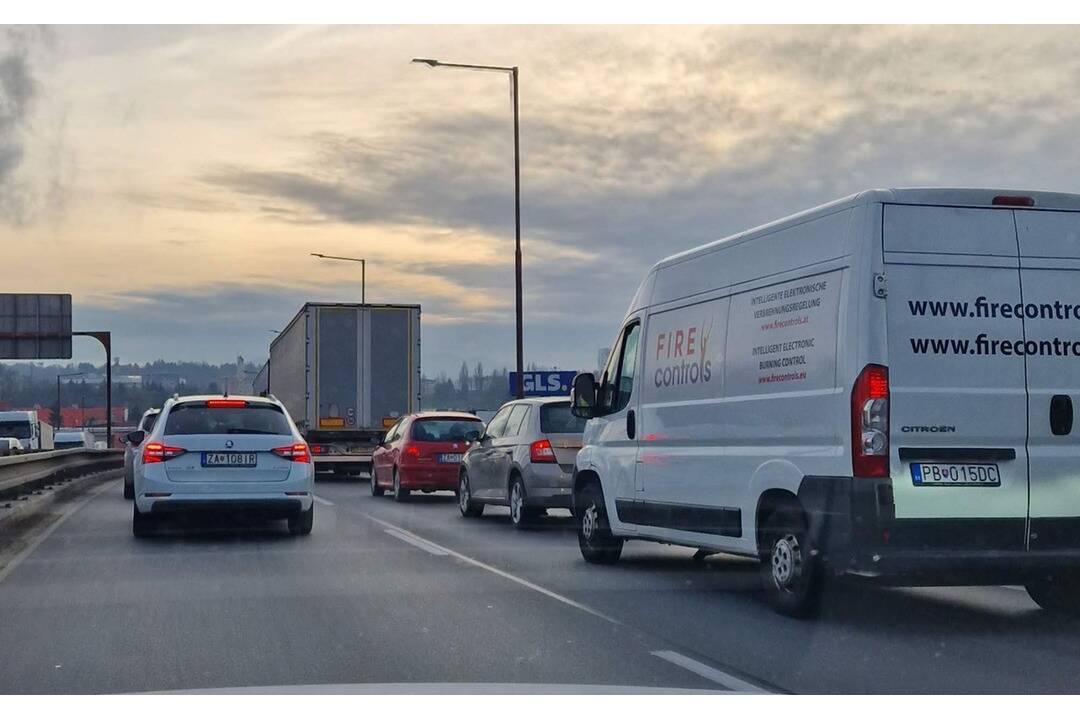 Foto: Za východom Voderady na diaľnici D1 sa zrazilo niekoľko áut. Prejazdný je len jeden pruh, tvoria sa tu kolóny