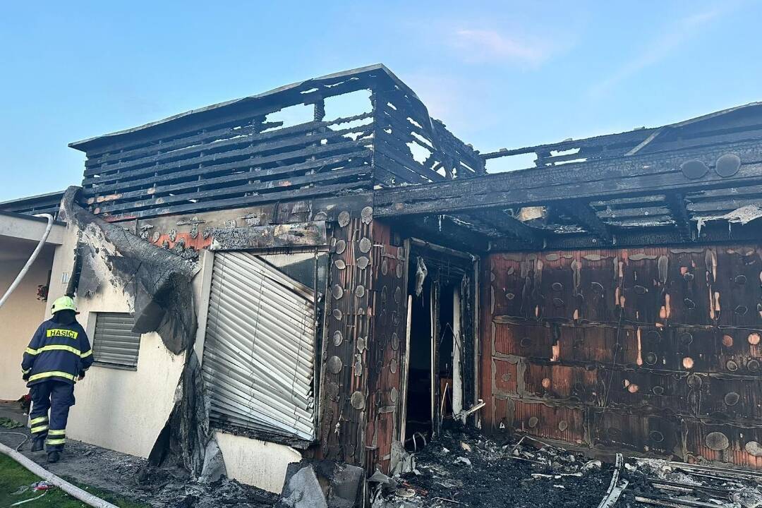 FOTO: Vysnívané bývanie a strechu nad hlavou im v Šamoríne zničil požiar. Rodina teraz prosí o pomoc