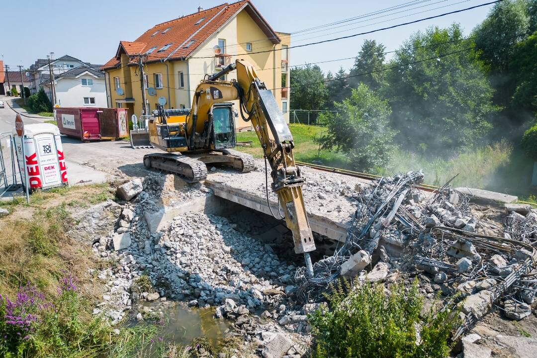 FOTO: Mosty v obci Dlhá sú už minulosťou. Nahradia ich úplne nové mostné konštrukcie