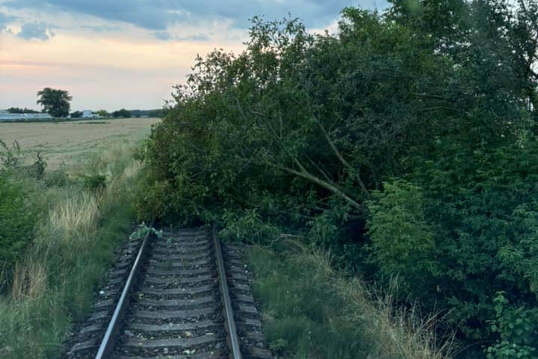 Foto: Medzi Dunajskou Stredou a Dolným Štálom došlo k nehode vlaku. Treba rátať s meškaním či možnými výpadkami spojov