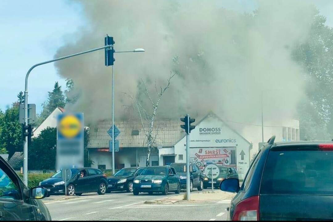 Foto: AKTUALIZOVNÉ: Požiar na Bratislavskej v Piešťanoch. V horiacom dome sa nachádzala osoba