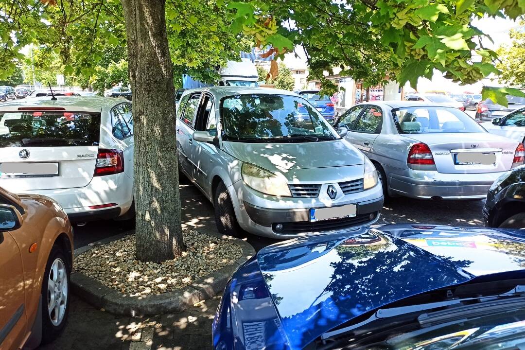 Foto: Trnavčan si všimol nehodu, z ktorej odišiel vinník. Poškodenému šoférovi chcel pomôcť, nechal mu tam jeho ŠPZ