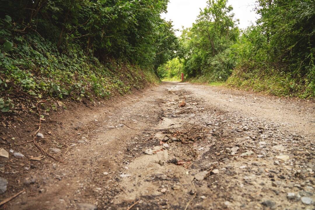 Foto: V Skalici začínajú opravy vinohradníckej cesty. Premávka v niektorých lokalitách bude obmedzená