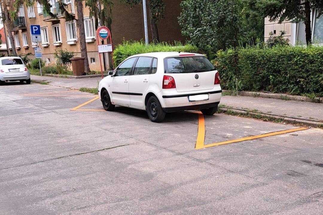 Foto: Odtiahnuť alebo nechať tak? Vodič zaparkoval na autobusovej zastávke, reakcie ľudí sú rozporuplné