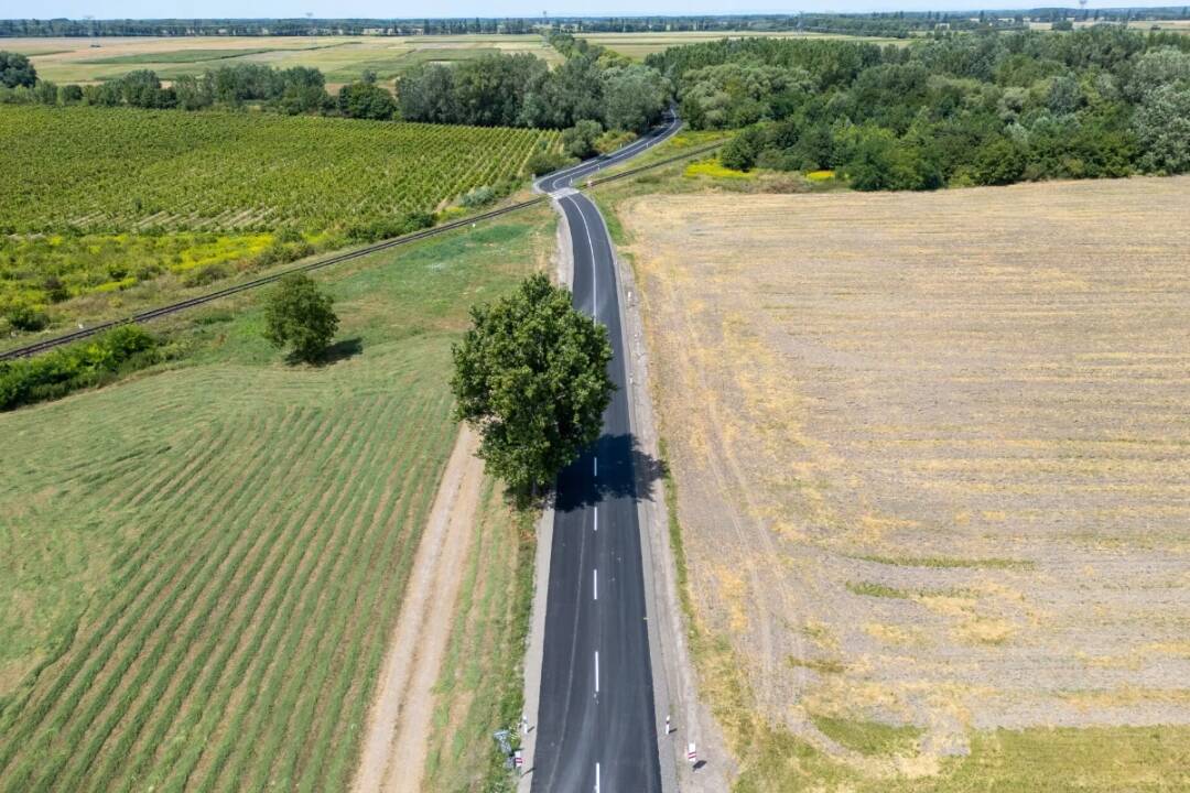 Foto: Trnavský samosprávny kraj dokončil rekonštrukciu. Cesta medzi obcami Okoč a Dolný Štál je otvorená