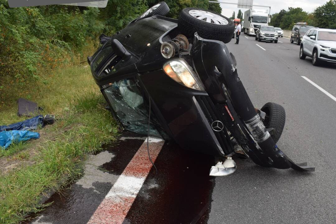 Foto: Policajti v Trnavskom kraji riešili priestupok a vážnu dopravnú nehodu. Cudzinec pri nej dokaličil seba aj auto