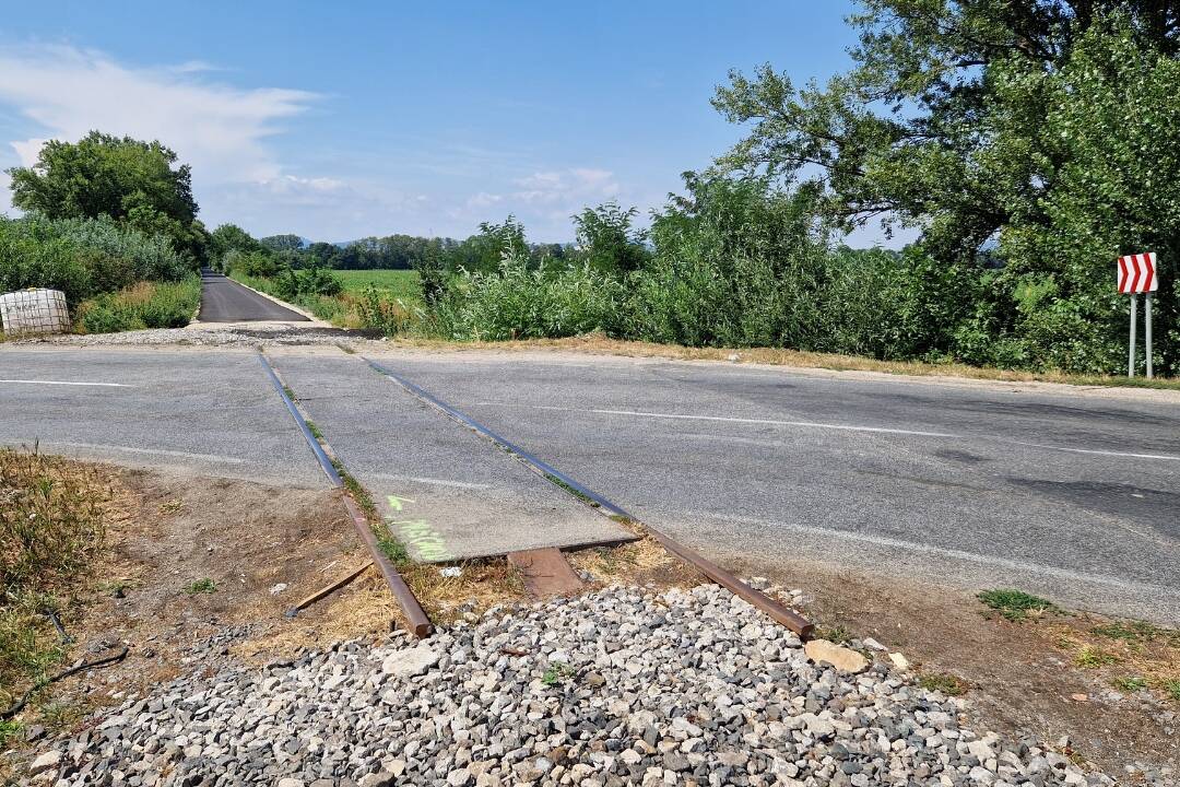 Foto: Výstavba cyklotrasy v Piešťanoch obmedzí vodičov. Do konca augusta budú čakať v jednom pruhu na semaforoch