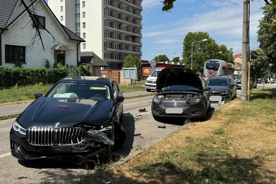 Foto: AKTUALIZOVANÉ: V Trnave došlo k dopravnej nehode. Opitý šofér poškodil niekoľko zaparkovaných áut