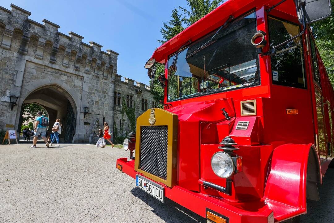 FOTO: Spoznajte krásy Smoleníc minibusom Smolenická fčela. Nadväzuje na vlakové spojenia