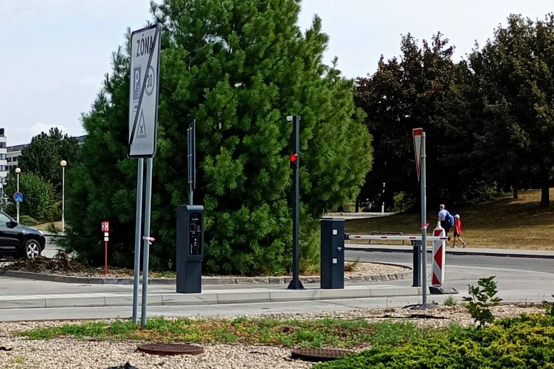 Foto: Pred Tescom v Trnave sa autá pred závorami vo veľkom otáčajú. Na poloprázdnom parkovisku parkujú už iba zákazníci