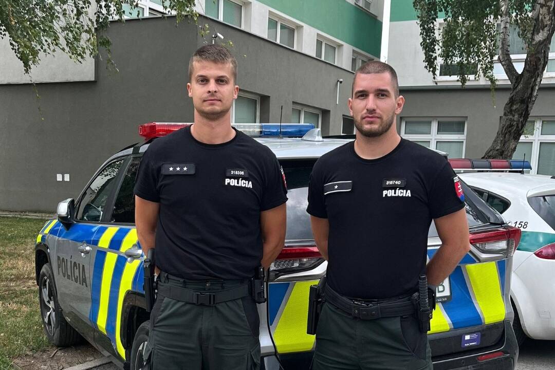 Foto: Policajti vyslobodili dve deti z rozhorúčeného auta v Galante. Na pomoc ich privolal rozrušený otec