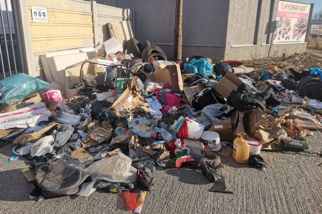 Foto: V Trnave sa opakuje problém s objemným odpadom pri kontajneroch. Mesto chce zistiť majiteľov, pomôcť môžete aj vy