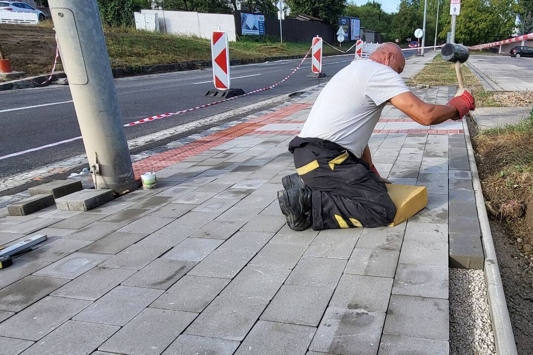 FOTO: V Senici vzniká nový priechod pre chodcov. Niektorým sa páči, ďalší by postupovali inak