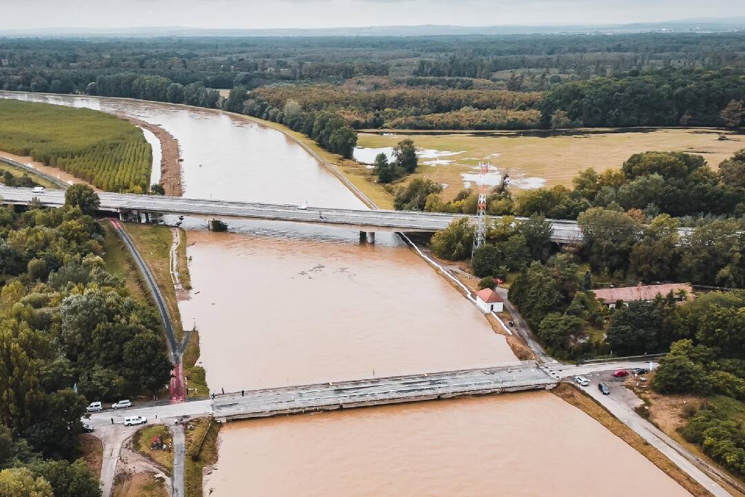 Foto: Hraničný priechod medzi Brodským a Lanžhotom je opäť prejazdný. Rieka Morava po silných dažďoch klesla