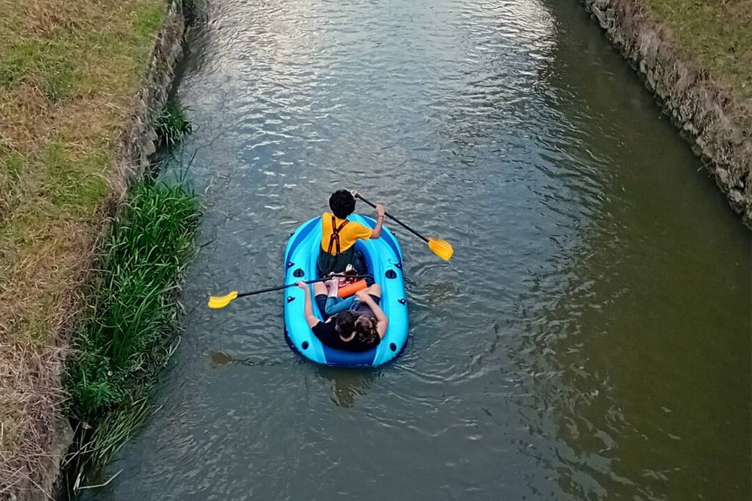 FOTO: Z Trnávky sa stáva atrakcia. Po kajakárovi ju splavili ďalší, tentokrát na nafukovacom člne