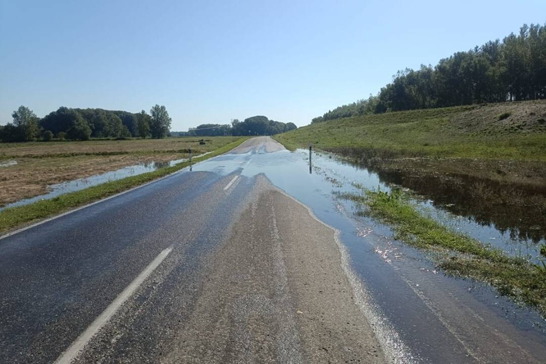 Foto: Voda na cestách v okrese Dunajská Streda naďalej komplikuje premávku. Cez tieto úseky v najbližších dňoch neprejdete