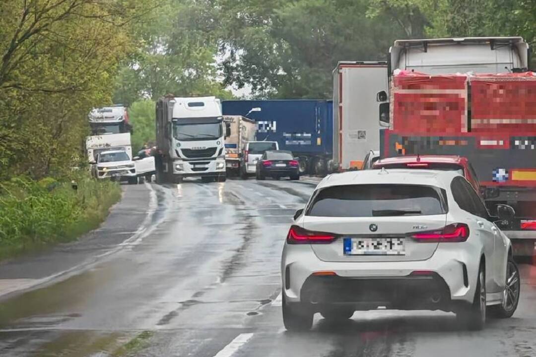 Foto: Na obchvate Dunajskej Stredy pri odbočke na Gabčíkovo došlo k nehode. Úsek je momentálne neprejazdný