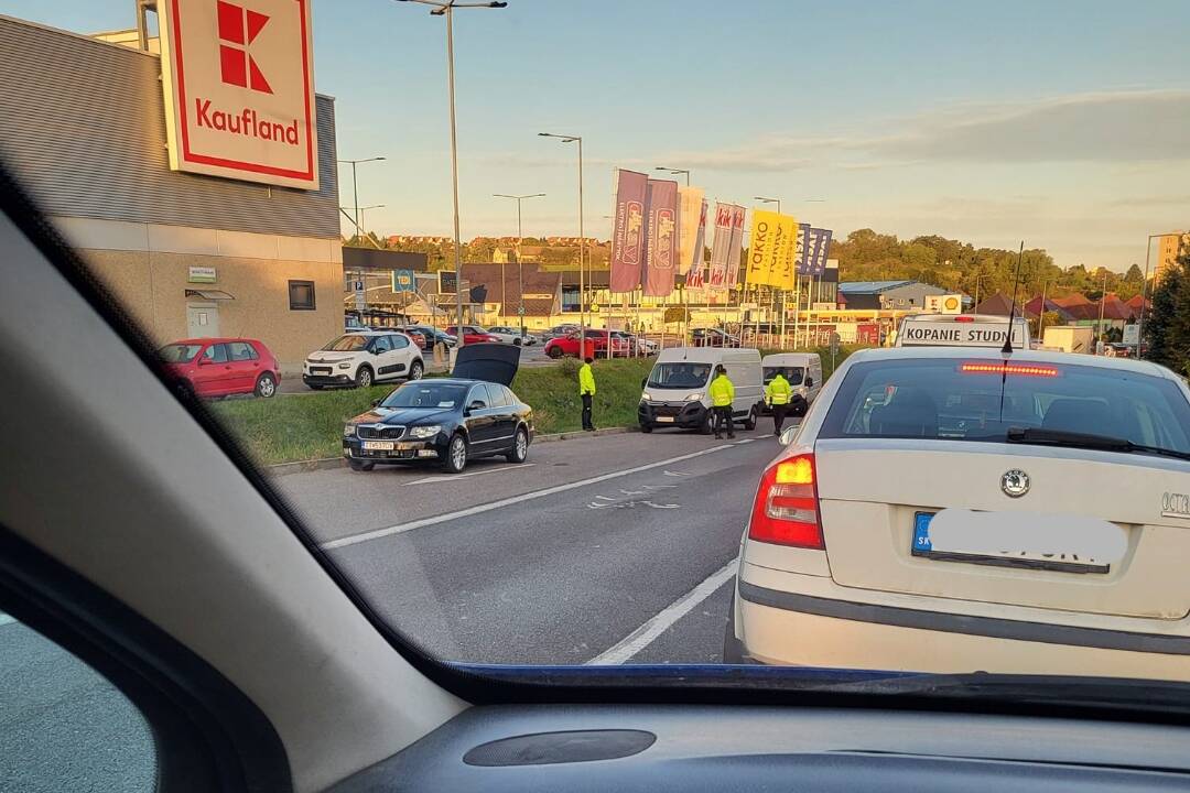 Foto: Po jarmoku v Hlohovci prebehli ranné kontroly vodičov. Mnohí kvôli upchatému mestu meškali do práce