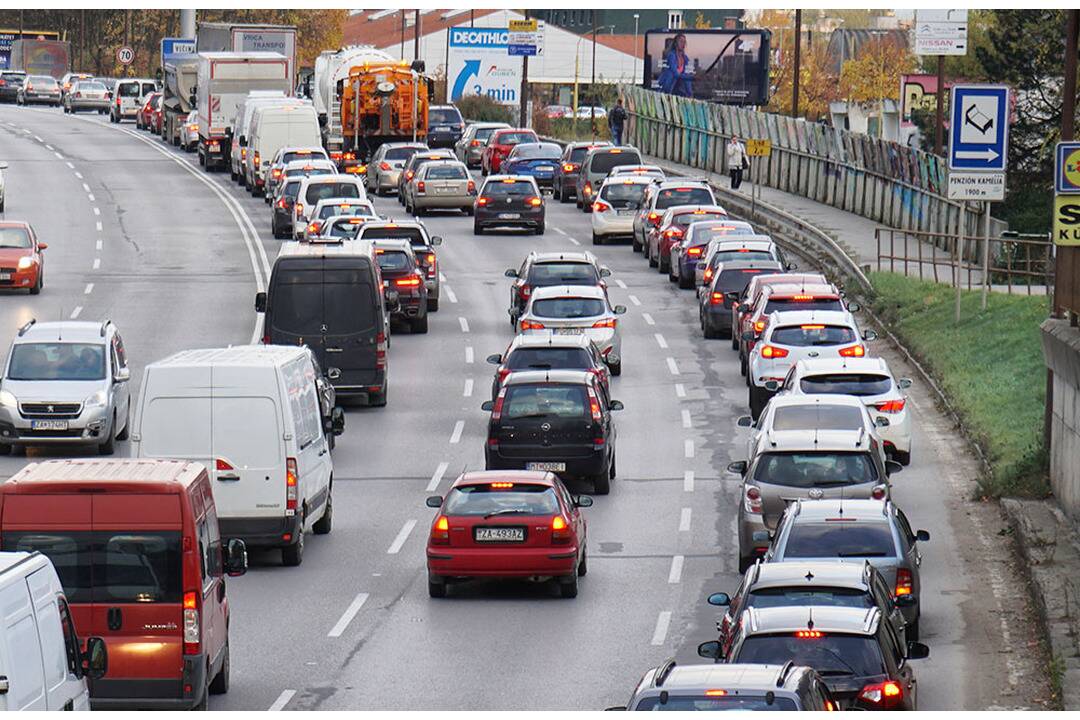 Foto: V Skalici došlo na jednej z ulíc mesta k zmene dopravy. Cieľom je zlepšenie priechodnosti na ulici