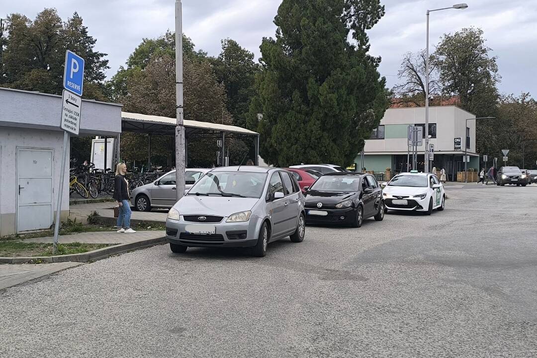 Foto: Trnavčania majú ťažké srdce na ľudí, ktorí parkujú pri vjazde na stanicu. Blokujú autobusárov aj ďalších