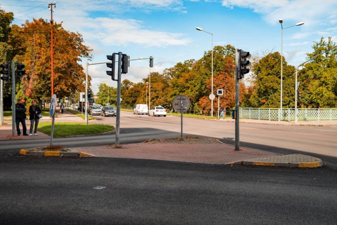 Na križovatke v Trnave dôjde k obmedzeniu cyklistov a chodcov. Ako bude vyzerať dočasný priechod?