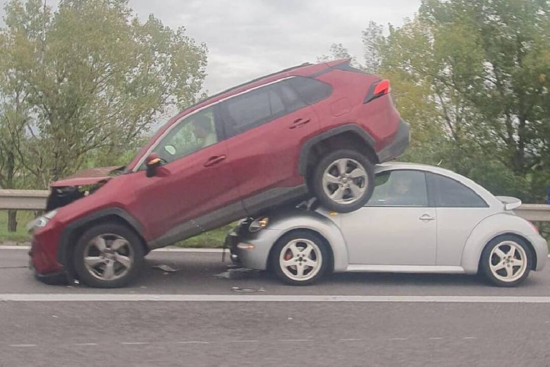 Foto: Na R1 pred Trnavou došlo ku kurióznej dopravnej nehode. Toyota pri nej skončila na kapote auta VW Beetle