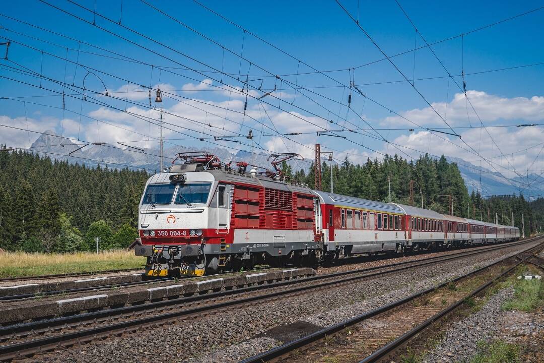 Foto: Na trati Rišňovce – Hlohovec a Lužianky – Alekšince nepremávajú tieto dni vlaky. Zavedená je náhradná autobusová doprava