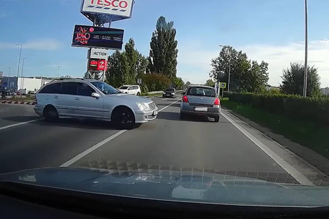 Foto: VIDEO: Ignorovanie prikázaného smeru, obiehanie cez plnú a ohrozenie cyklistov. Koľko by šoféra stál výlet v Hlohovci?