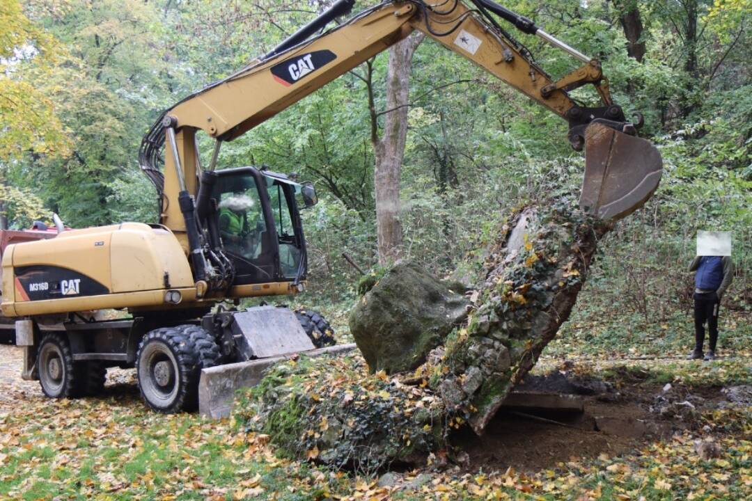 Foto: Fontána pod grottou v Zámockej záhrade je minulosťou. To bolo naše detstvo, píšu smutní a nahnevaní Hlohovčania