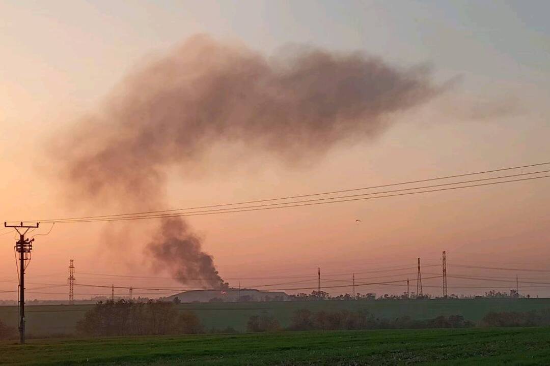 Foto: Na okraji Trnavy horí skládka odpadu, na miesto smerovali hasiči z Trnavy aj okolitých obcí