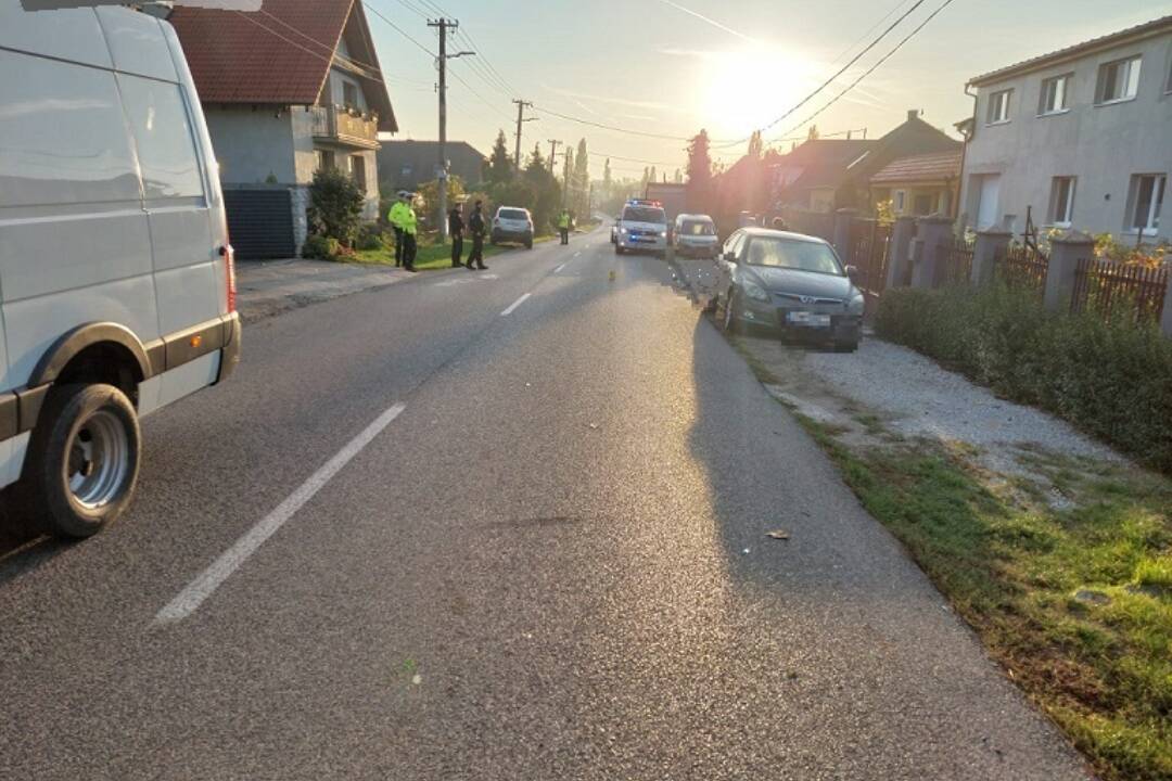 Foto: V Suchej nad Parnou došlo k smrteľnej nehode. Šofér pri nej zrazil 90-ročnú chodkyňu prechádzajúcu cez cestu