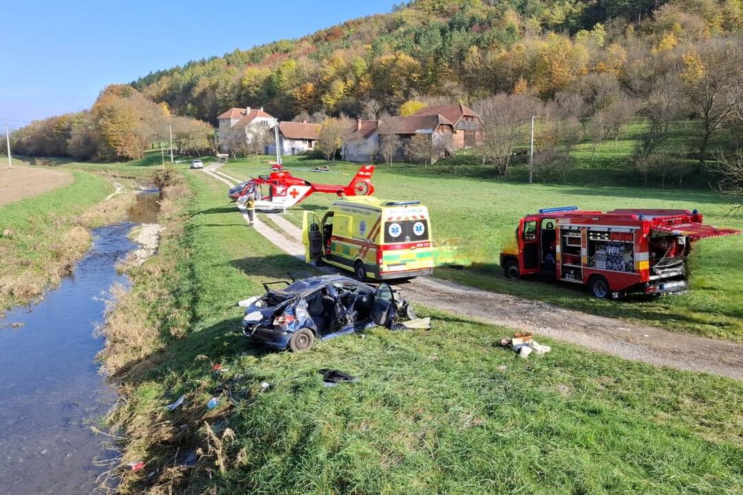 Foto: Tragédia pri Sobotišti. 71-ročnú chodkyňu zrazilo auto, na mieste zasahoval vrtuľník