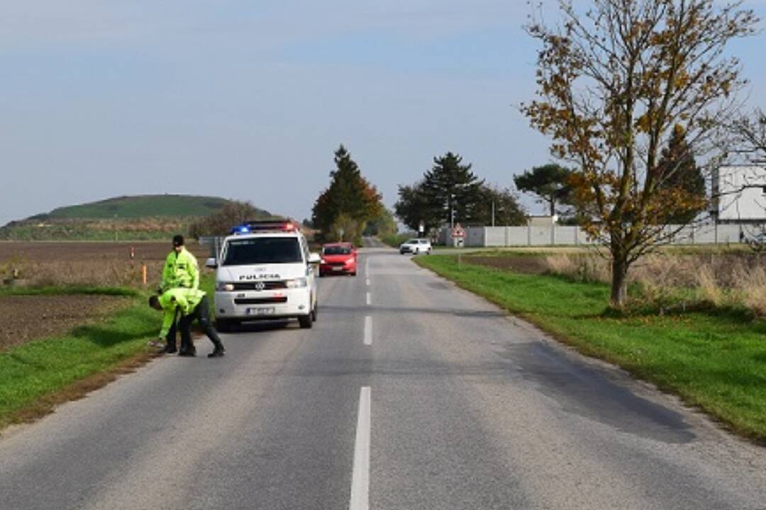 Foto: Motorkár a cyklista skončili so zlomeninami. Policajti hľadajú svedkov nehôd pri Trnave a Piešťanoch