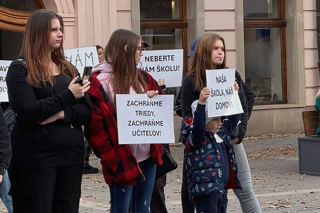 FOTO + VIDEO: V Trnave sa konal protest proti zatvoreniu strednej školy. Pozrite si zábery