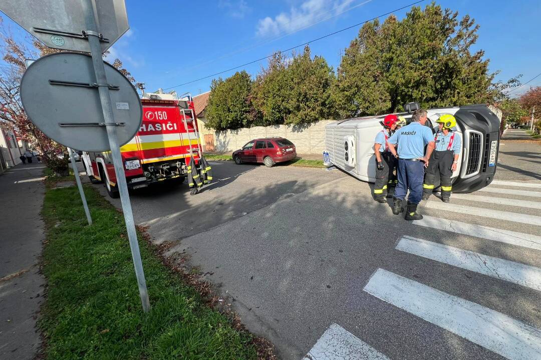 FOTO: V Hlohovci došlo k dopravnej nehode dvoch áut. Dodávka skončila prevrátená na boku