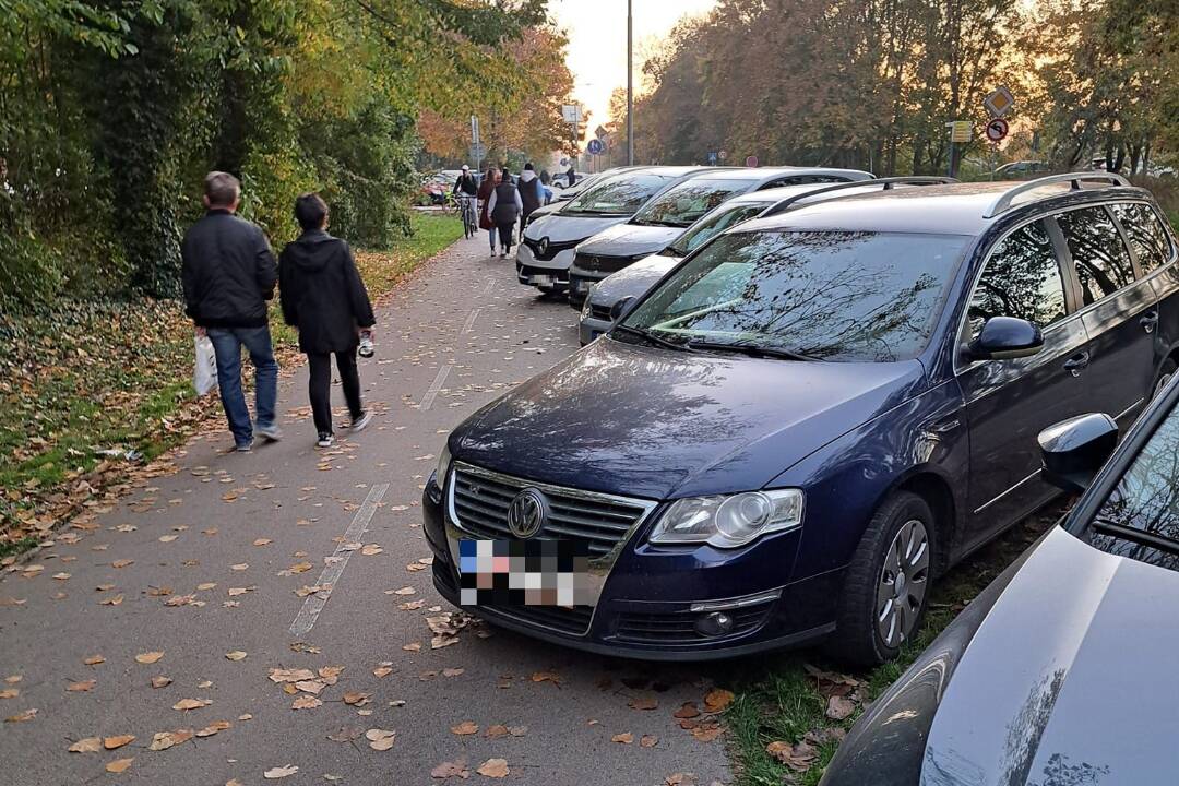 Foto: Trnavčania sa pohádali kvôli parkovaniu pred cintorínom počas Dušičiek. Kto má pravdu?