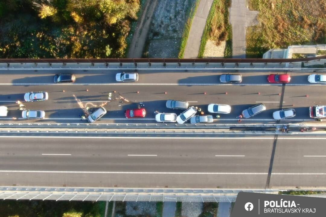 FOTO: Na ceste medzi Šamorínom a Bratislavou sa zrazilo 7 áut, v kolóne sa čakalo vyše hodiny