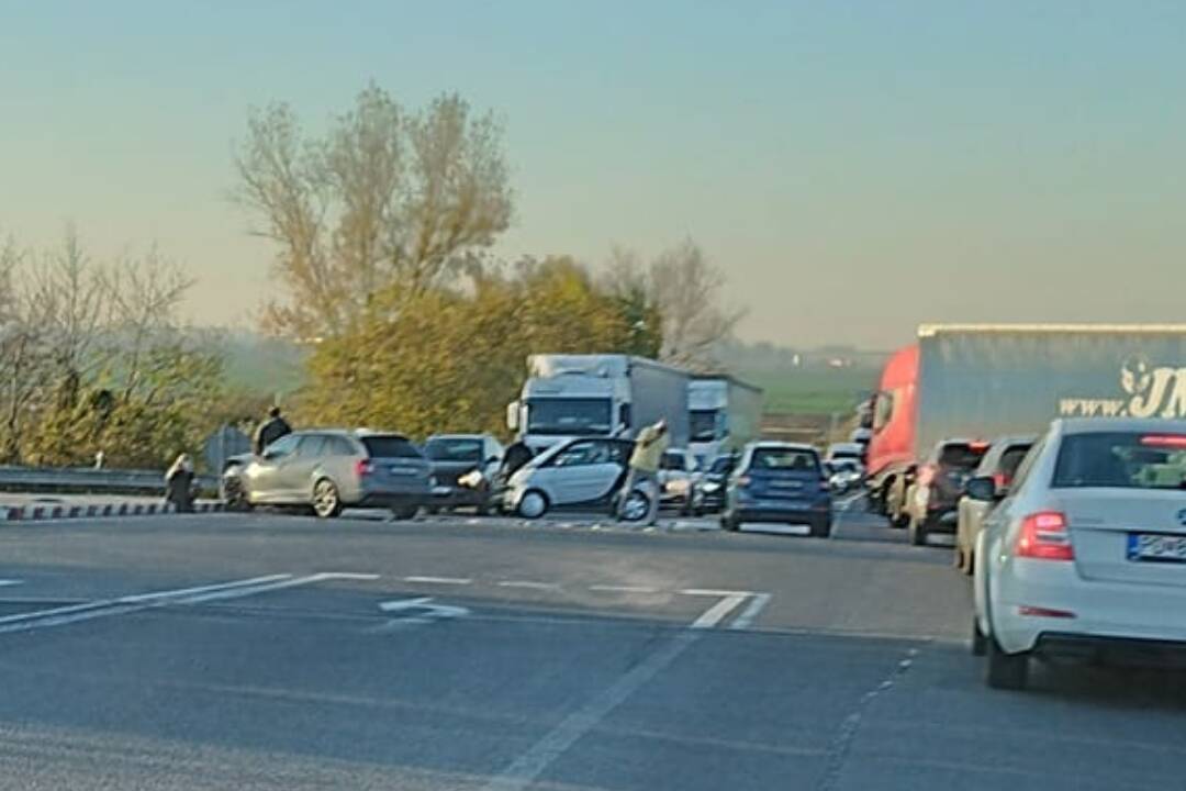 Foto: Medzi Dolnou Stredou a Galantou sa stala dopravná nehoda. Na mieste sa tvorila kolóna