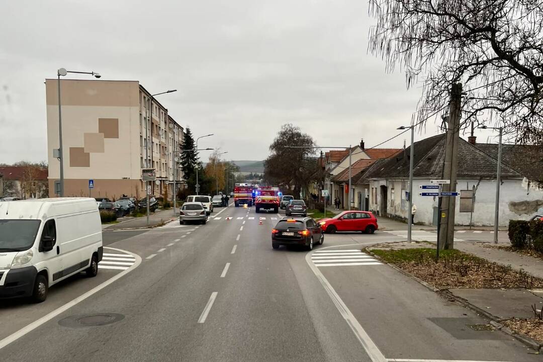 Foto: V Hlohovci došlo k dopravnej nehode, auto skončilo na streche. Úsek je momentálne neprejazdný