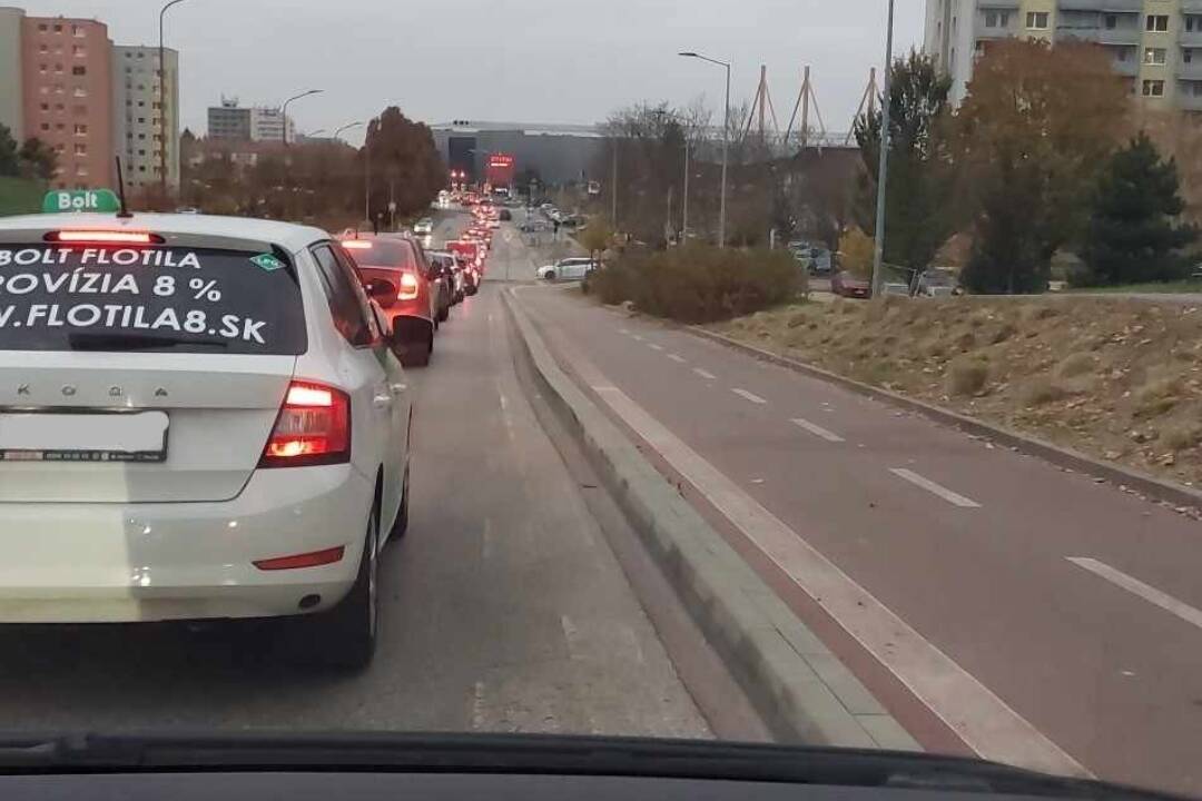 Foto: V Trnave došlo ku kolapsu dopravy. Kvôli dopravnej nehode vznikajú v meste kolóny, týmto úsekom sa vyhnite