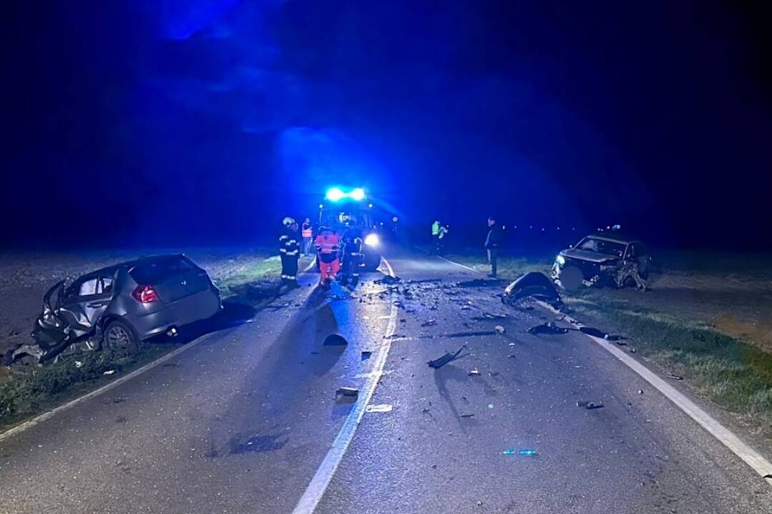 Foto: Tragická zrážka v okrese Galanta si vyžiadala stratu na živote. Druhý šofér bol prevezený do nemocnice