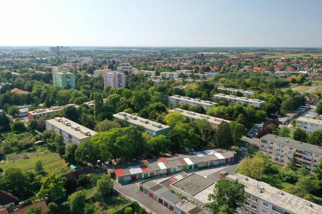 Foto: Deti v Dunajskej Strede objavili telo muža v unimobunke. Jeho nebohé telo obhrýzali potkany