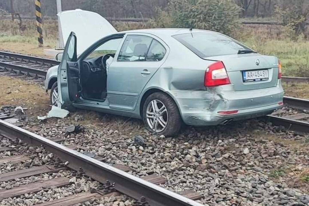 Foto: Sviatočný deň skončil nešťastne. Pri obci Sekule skončilo auto na koľajniciach